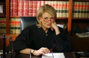 Richterin Amanda Anderlee (Candice Bergen)