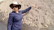 Die Arch&auml;ologin Daniela Valenzuela steht in der Atacama-W&uuml;ste in der N&auml;he der Stadt Arica, im Norden Chiles. Sie versucht, das R&auml;tsel &uuml;ber die Entstehungsgeschichte der rund 5.000 Geoglyphen in der Atacama-W&uuml;ste zu l&ouml;sen.