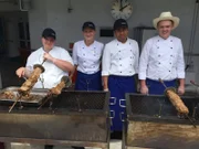 Sous-Chefin Tamara, Küchenpraktikantin Elisabeth, ein weiteres Mitglied der Küchenmannschaft und Küchenpraktikant Andreas am Grill an der Kopernikusbar an Bord des Kreuzfahrtschiffs "Grand Lady".