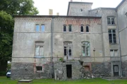 Das geschundene Gutshaus von Kobrow stand nie unter einem guten Stern. Schwierigkeiten beim Bau, Pleite des Gutsherrn, Niedergang und Aufsiedlung schon in den dreißiger Jahren.