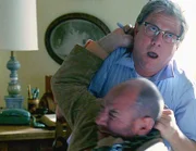 Garrett (Miguel Ferrer, u.) hat nur eine Überlebenschance: Er muss Kyle (Jeff Perry) umbringen.