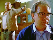 Im Keller eingesperrt und in Ketten gelegt, hat Garrett (Miguel Ferrer, l.) keine Chance, dem Mörder Kyle Everett (Jeff Perry) zu entkommen.