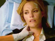Lus (Leslie Bibb) Tapferkeit wird jäh bestraft. Sie wird auf offener Straße aus dem Hinterhalt angeschossen. Wird sie bis ins Krankenhaus durchhalten?
