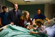 V.l.: Dr. TC Callahan (Eoin Macken), Francis Watkins Sr. (David Goryl), Joan Watkins (Jennifer Aspen), Dr. Scott Clemmens (Scott Wolf), Frankie Jr (Nicholas Liam King, sitzend)
+++