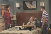 Als Berta (Conchata Ferrell, M.) Probleme mit ihrem Rücken bekommt, wollen Alan (Jon Cryer, r.) und Walden (Ashton Kutcher, l.) sie dazu überreden, doch endlich in die wohlverdiente Rente zu gehen. Doch ob sie das nicht noch bereuen werden?