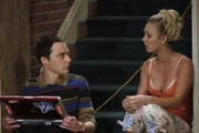 Als Penny (Kaley Cuoco, r.) Leonard, Sheldon, Howard und Raj ihren neuen Freund Eric vorstellt, beschließt Leonard, sich auf eine Beziehung mit seiner Kollegin Leslie Winkle einzulassen. Sheldon (Jim Parsons, l.) kann es nicht fassen, schließlich ist Leslie seine Erzfeindin, die ihn bei jeder Gelegenheit beleidigt ...