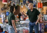 Geogie Cooper (Montana Jordan, l.); Dale Ballard (Craig T. Nelson)