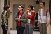 Howard (Simon Helberg, l.) nimmt sein Date in den Mars Rover Kontrollraum mit, um sie zu beeindrucken. Dort setzen sie dummerweise das Marsgefährt in einen Graben. Jetzt können ihm nur noch Leonard (Johnny Galecki, 2.v.l.), Sheldon (Jim Parsons, r.) und Raj (Kunal Nayyar, 2.v.r.) helfen ...