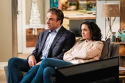 Don Burns (Kevin Nealon, l.); Marcy (Kali Rocha, r.)