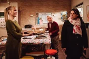 Bei Monika (Christine Reimer, rechts) beißt bei Vera (Sybille Waury) weiterhin auf Granit.