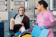 Andreas Lott (Felix Kruttke) ist auf seinem Rennrad mit einem PKW kollidiert und hat sich schwer verletzt. Emma Jahn (Elisa Agbaglah, r.) erklärt ihm, wie die Behandlung ablaufen wird.