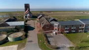 Direkt hinter Pellworms Wahrzeichen, der Alten Kirche, steht das neue Hotel "NordseeLodge". Das die 22 Zimmer gleich vier Monate lang nicht vermietet werden durften, trifft die jungen Hotelbetreiber in ihrem zweiten Geschäftsjahr hart.