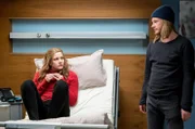 Tim Rieth (Tillmann Eckardt, r.) versucht seiner Ehefrau Lilly (Emma Suthe, l.), nach der niederschmetternden Diagnose, zur Seite zu stehen.