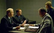 Goren (Vincent D'Onofrio, r.) und Eames (Kathryn Erbe) befragen Bing Schorr (Frank John Hughes), den Inhaber des Pharmazie-Unternehmens, und Marty Palin (Jim Gaffigan, l.), den Vizedirektor des Gesundheitsamtes. Sie sollen gefälschte Medikamente an Ärzte geliefert haben.