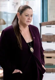 Lieutenant Kate Dixon (Camryn Manheim).
