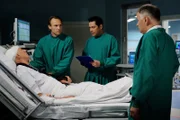 Dr. Philipp Brentano (Thomas Koch, 2.v.re.) und Dr. Roland Heilmann (Thomas Rühmann, re.) haben Otto Stein (Rolf Becker, li.) operiert. Er hatte nach einem Sturz eine Blutung am Hirn. Als Otto aus seiner Narkose aufwacht ist er desorientiert und erkennt niemanden - auch seinen Sohn Martin Stein (Bernhard Bettermann, 2.v.li.) nicht.