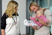 Zwischen Sarah Marquardt (Alexa Maria Surholt) und ihrem um einiges jüngeren Freund Felix Sonntag (Jochen Matschke) läuft es gerade nicht so gut. Erst hat Sarah ihn versetzt und als es ihr einfällt und sie sich entschuldigen will, hat Felix freudestrahlend ein Baby auf dem Arm. Sie macht ihm ziemlich unmissverständlich klar, dass es mit ihr an seiner Seite keine Familienplanung mehr geben wird.