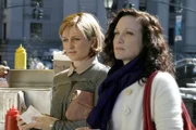 Die stellvertretenden Staatsanwältinnen Kelly Gafney (Amy Carlson, l.) und Tracey Kibre (Bebe Neuwirth)