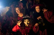 ARD HEITER BIS TÖDLICH - ALLES KLARA, FOLGE 3 (WH.), "Tod einer Hexe", am Donnerstag (27.06.13) um 18:50 Uhr im ERSTEN. Als Hexen verkleidet feiern Klara (Wolke Hegenbarth, l.), ihre Schwester Sylvia (Winnie Böwe, r.) und deren Tochter Lena (Antonia Görner, M.) die Walpurgisnacht auf dem Hexentanzplatz.