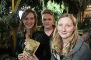 Praktikanten Johanna (Schreinerei), Andreas und Elisabeth (beide Küche) besuchen auf Madeira (Portugal) einen Kräutermarkt.