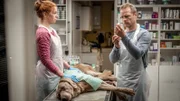 Jule Christiansen (Marleen Lohse) und Hauke Jacobs (Hinnerk Schönemann) während der Not-Operation von Hund Holly.