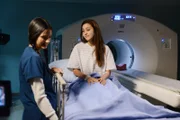 Dr. Shannon Rivera (Tanaya Beatty, l.), Krystal (Lindsey Morgan)
+++