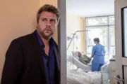 Als Michi (Nils Dörgeloh) eine Unterhaltung zwischen seiner Ehefrau Andrea (Anne Weinknecht) und einem Patieten belauscht, gerät seine Welt aus den Fugen. Hat Andrea eine Affäre?