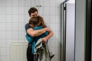 Johnny (Artjom Gilz) kann nicht mit ansehen, wie seine Schwester Charlie (Marlene Tanczik) aus Liebeskummer alles andere vernachlässigt. MIt allen Mitteln versucht er sie zu überzeugen, doch noch am Vorspiel des Musikinternats teilzunehmen.