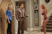 Alan (Jon Cryer, M.) hat eine heiße Verabredung mit Jill (Spencer Locke, r.). Doch bevor es zum Äußersten kommt, steht plötzlich Alans betrunkene Ex-Freundin Lyndsey (Courtney Thorne-Smith, l.) vor der Tür ...
