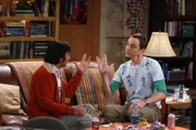 Sheldon (Jim Parsons, r.) und Raj (Kunal Nayyar, l.) können sich nicht einigen, welchen Science-Fiction-Film sie sich ansehen wollen und spielen deshalb "Schere-Stein-Papier" ...