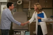 Da Ellen etwas von einer Sarah (Beth Lacke, r.) erwähnt, versucht Ted (Josh Radnor, l.) sie ausfindig zu machen, in der Hoffung, dass sie die Richtige für ihn ist ...