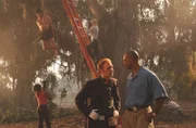 Eine Joggerin macht eine schreckliche Entdeckung. Detective Bernstein (Michael Whaley, r.), Horatio Caine (David Caruso, 2.v.r.), Alexx Woods (Khandi Alexander, l.) und Calleigh Duquesne (Emily Procter, M.) sehen sich am Tatort um ...