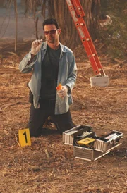 Eine im Baum aufgehängt, verstümmelte Leiche, bereitet Tim Speedle (Rory Cochrane) und seinen Kollegen Kopfzerbrechen ...