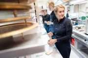 Jeden Tag in der Küche das Beste geben - auch unter Zeitdruck: Julia Komp mit einem Teil ihres Teams.