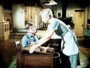 Olivia (Michael Learned, r.) lässt sich von John (Ralph Waite, l.) überreden, an dem Malwettbewerb der Frauenliga teilzunehmen. Mit durchschlagendem Erfolg. Doch wer ist der unbekannte Käufer, der gleich etliche ihrer Bilder erstanden hat?