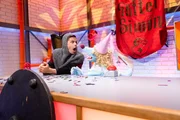 Woozle (re.) verkündet, dass er ein direkter Nachfahre des legendären König Artwooz ist. Nun braucht er natürlich seine ganz eigenen Ritter der Tafelrunde. Um sich dafür zu qualifizieren, soll Simón (li.) Ritterunterricht bekommen. Woozle (re.) verkündet, dass er ein direkter Nachfahre des legendären König Artwooz ist. Nun braucht er natürlich seine ganz eigenen Ritter der Tafelrunde. Um sich dafür zu qualifizieren, soll Simón (li.) Ritterunterricht bekommen.