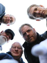 Josh Gates (2.v.r.), Stewart Fillmore (r.), and the team search for clues that John Dillinger buried his loot on the family farm in Mooresville, Indiana.
