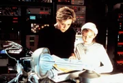 Das orbanische Mädchen Merrin (Brittney Irvin, r.) erklärt Sam Carter (Amanda Tapping) den Bau eines komplizierten Naquada-Reaktors.