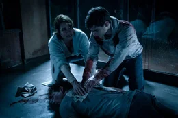 Miki (Aaron Hilmer) und seine Mutter Nikola (Anja Kling) warten auf Hilfe f&uuml;r den schwer verletzten Klaus (Gregor Blo&eacute;b, liegend).