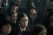 Helga (Hannah Herzsprung) und Moritz Rath (Ivo Pietzker) lauschen der Rede von Alfred Nyssen.