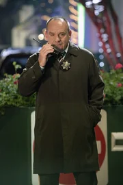 Nach dem verheerenden Ende einer Schie&szlig;erei wird es zur kniffeligen Aufgabe von Capt. Brass (Paul Guilfoyle) und den CSI'lern, die Identit&auml;t eines offensichtlich Tatbeteiligten zu kl&auml;ren, der spurlos verschwunden scheint.