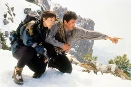 Bergretter Gabe (Sylvester Stallone) und seine Freundin Jessie (Janine Turner) haben es mit einem sadistischen Terroristen zu tun, der ein Flugzeug mit 100 Millionen Dollar an Bord zur Bruchlandung gezwungen hat.