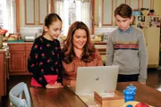 (v.l.n.r.) Anna-Kat Otto (Julia Butters); Katie Otto (Katy Mixon); Franklin (Evan O'Toole)