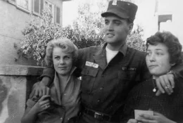 Rock&acute;n Roll Star und Sexsymbol Elvis Presley. Von 1958 bis 1960 verdreht er deutschen Frauen den Kopf. Er ist im hessichen Friedberg Soldat in einer Panzerdivison.