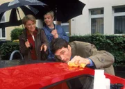 Selbst bei Dauerregen lässt es sich Dr. Schmidt (Walter Sittler, re.) nicht nehmen, seinen neuen Ferrari zu polieren. Nikola (Mariele Millowitsch) und Tim (Oliver Reinhard) haben dafür nichts als Häme übrig...
