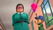 Nachdem sowohl Alvins als auch Brittanys Geschichte über den Vorfall nicht der Wirklichkeit entsprechen kann, sieht sich Miss Smith (l.) gezwungen, die Wahrheit herauszufinden. Und die soll schon bald ans Licht kommen.  +++