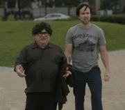 Frank (Danny DeVito, l.) und Mac (Rob McElhenney, r.) wollen dem Liebesleben von Dennis ein bisschen Würze verleihen ...