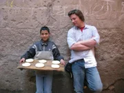 Jamie Oliver (re.) Die Serie mit Jamie Oliver ist ein einziges Abenteuer. In jeder Folge erforscht der Kult-Koch die Küche eines anderen Landes und macht dabei aufregende Entdeckungen. Zunächst lernt er in Marrakesch eine völlig andere Esskultur kennen.