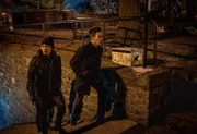 L-R: Special Agent Emily Ryder (Catherine Haena Kim) und  Special Agent Stuart Scola (John Boyd)