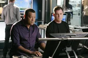 Ray Langston (Laurence Fishburne, l.) und Nick (George Eads) vergleichen nochmals die Ergebnisse ihrer Spurenermittlungen.